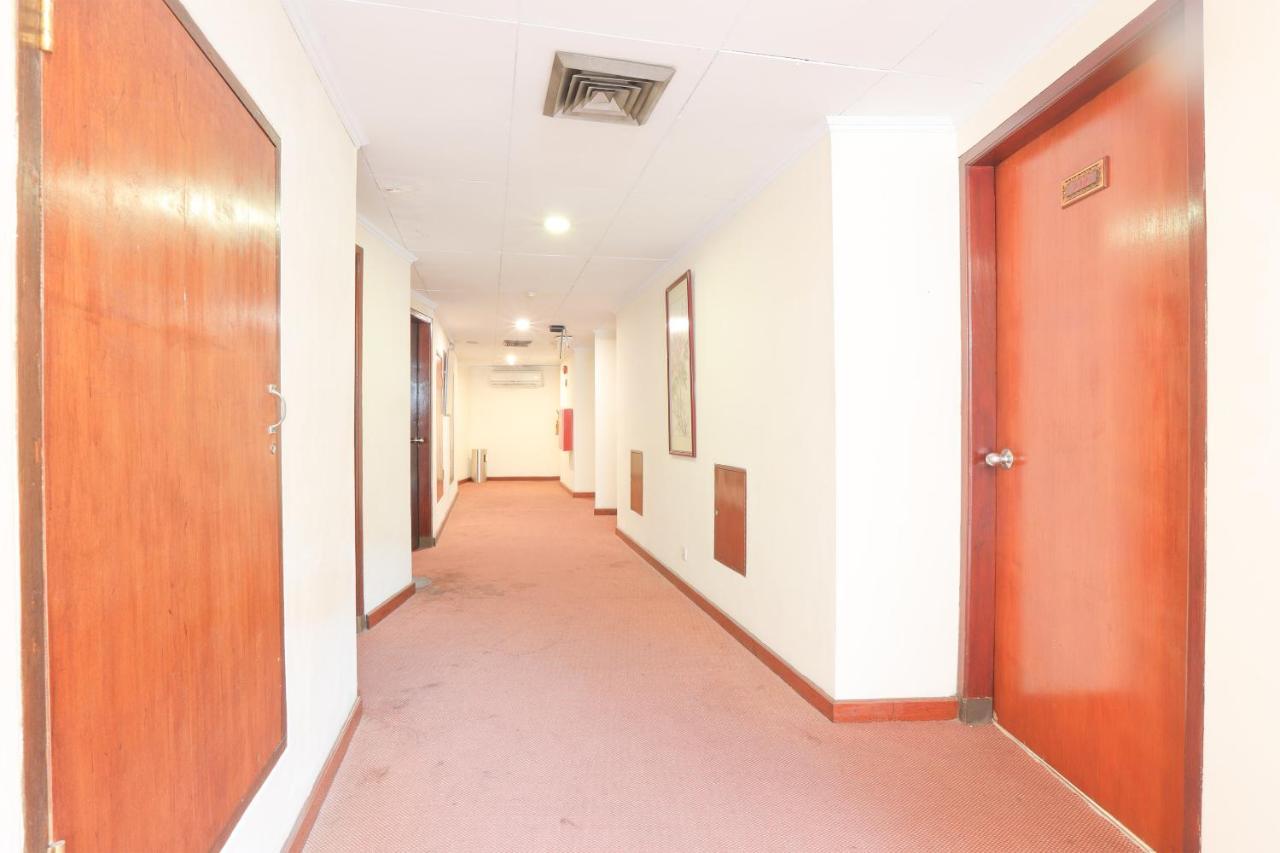 Oyo 108 Hotel Surya จาการ์ตา ภายนอก รูปภาพ