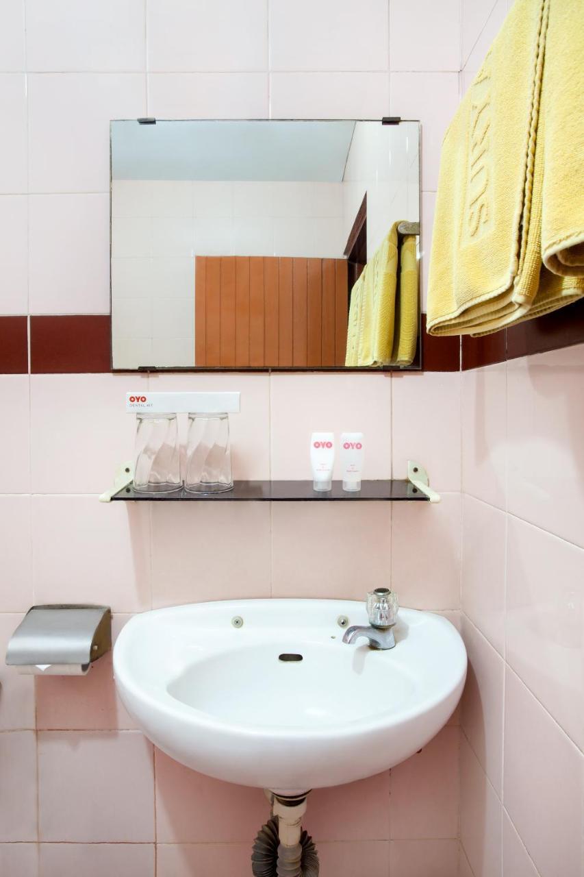 Oyo 108 Hotel Surya จาการ์ตา ภายนอก รูปภาพ