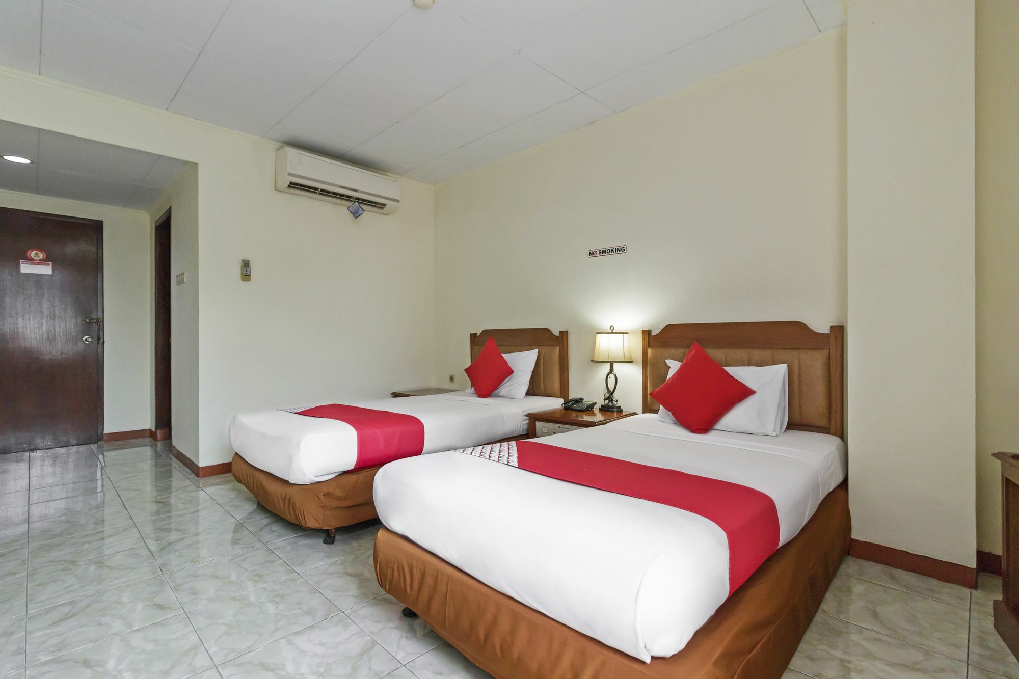 Oyo 108 Hotel Surya จาการ์ตา ภายนอก รูปภาพ