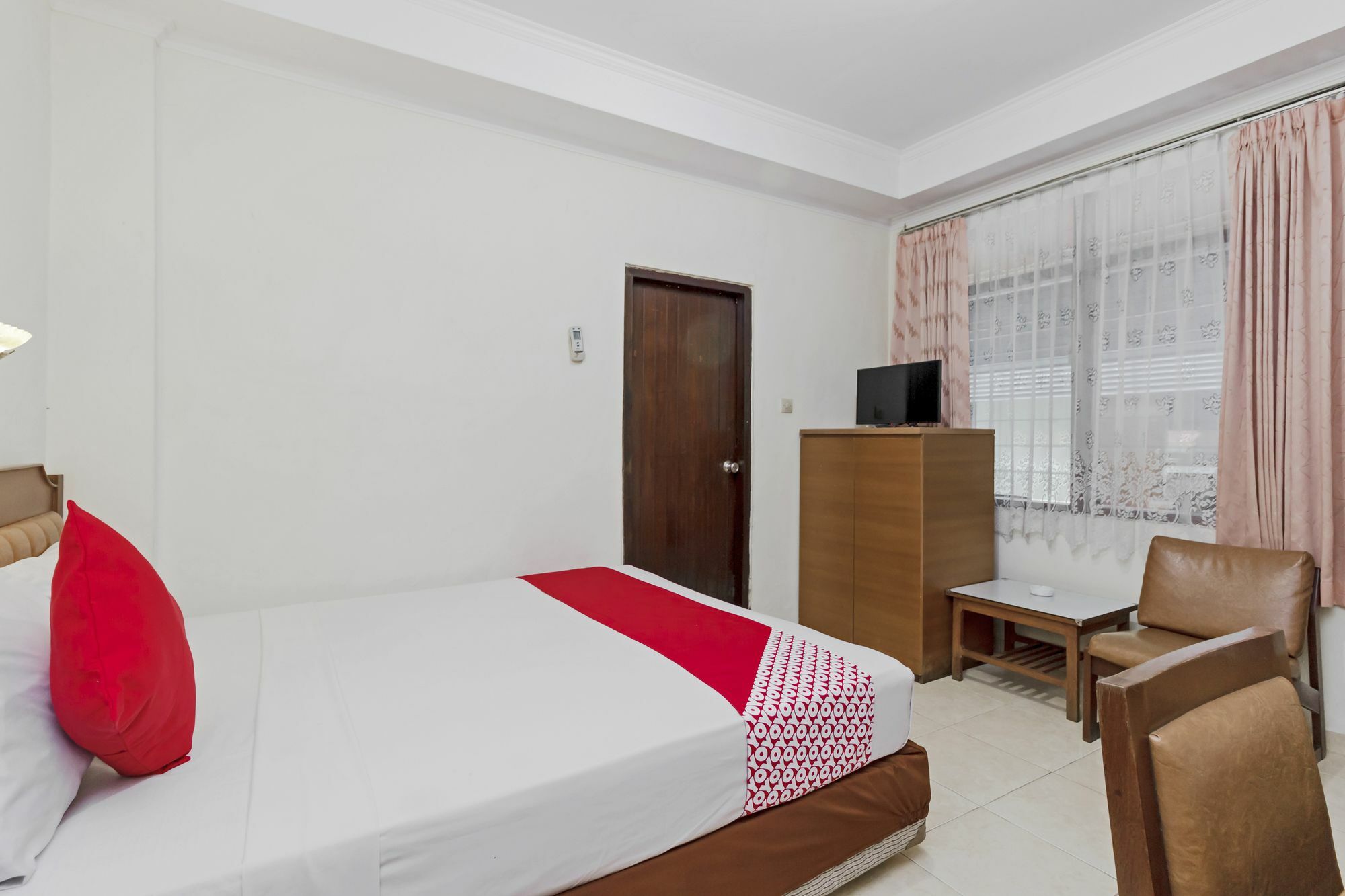 Oyo 108 Hotel Surya จาการ์ตา ภายนอก รูปภาพ