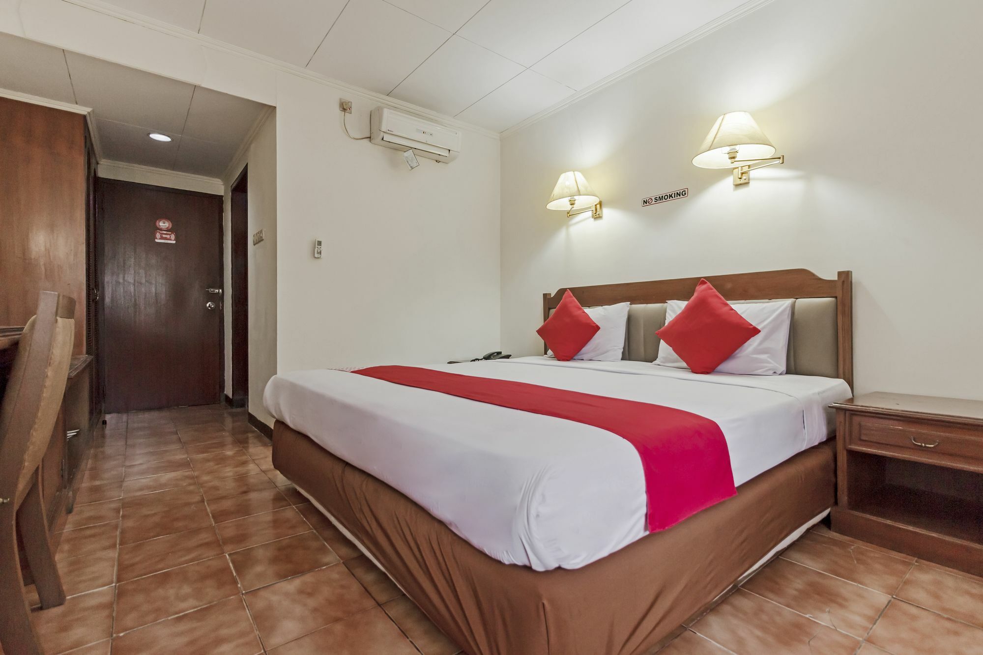 Oyo 108 Hotel Surya จาการ์ตา ภายนอก รูปภาพ