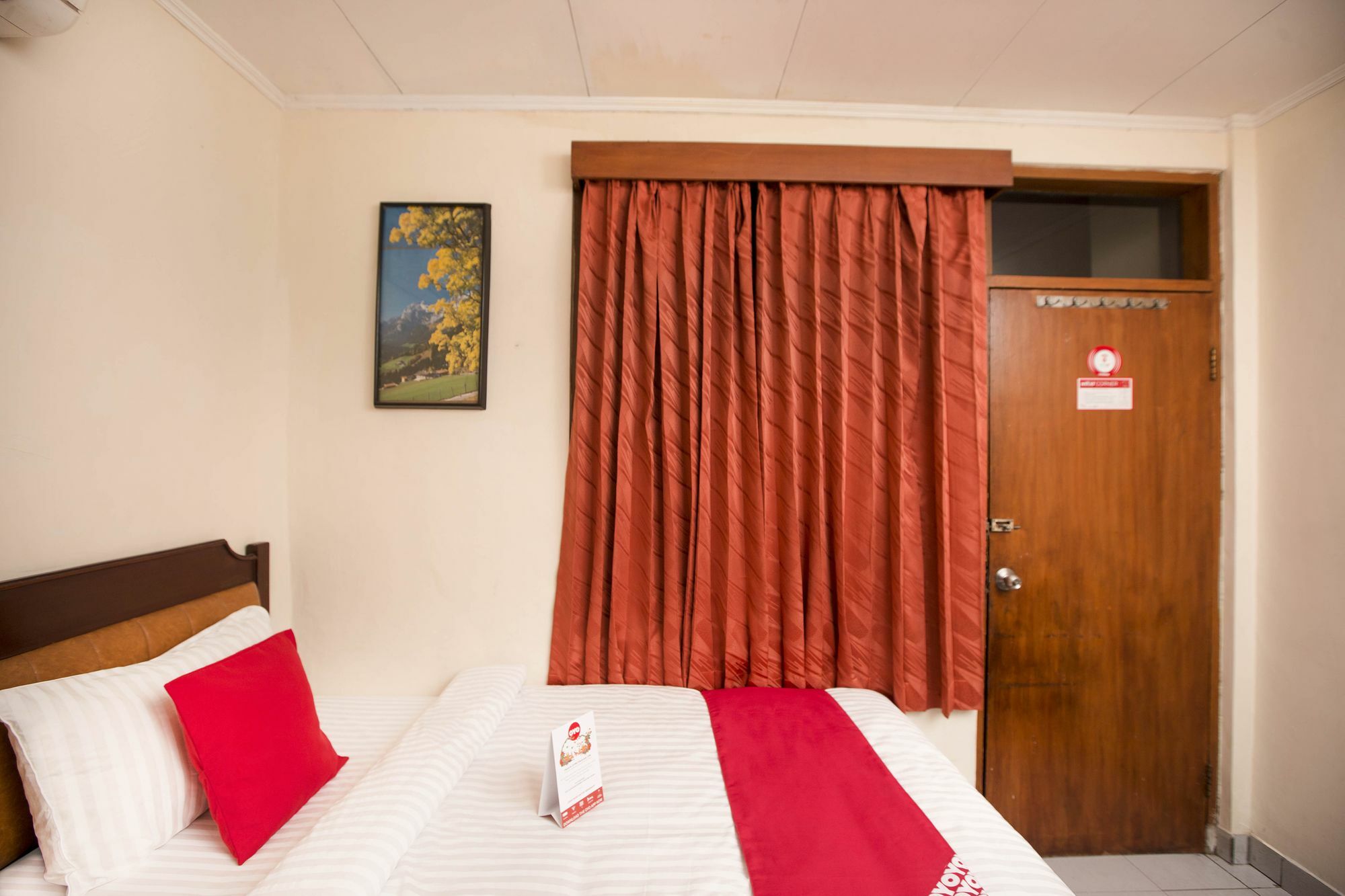 Oyo 108 Hotel Surya จาการ์ตา ภายนอก รูปภาพ