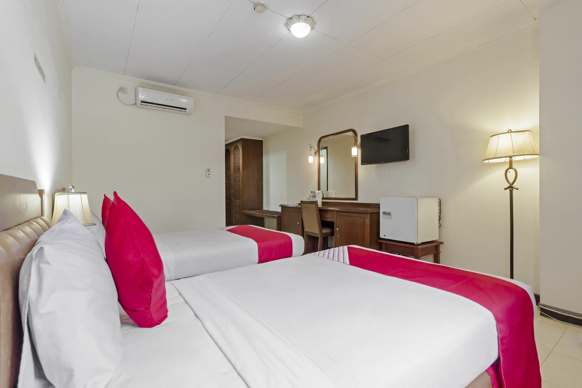 Oyo 108 Hotel Surya จาการ์ตา ภายนอก รูปภาพ