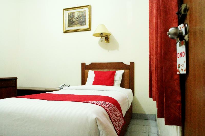 Oyo 108 Hotel Surya จาการ์ตา ภายนอก รูปภาพ
